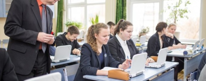 Seimas pritarė mokytojų etatinio darbo užmokesčio įstatymo projekto pateikimui