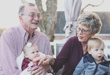 Seimas po pateikimo pritarė siūlymui ligos pašalpas skirti ir sergančius anūkus prižiūrintiems seneliams