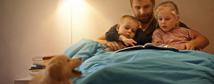 Vaikai geriau vystosi, kai pasakas prieš miegą skaito tėvas