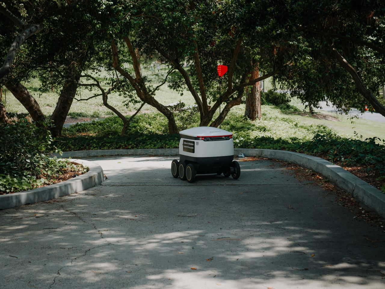 GPS, kamera ar perimetro laidas: kuris vejos robotas realiame kieme laimi?